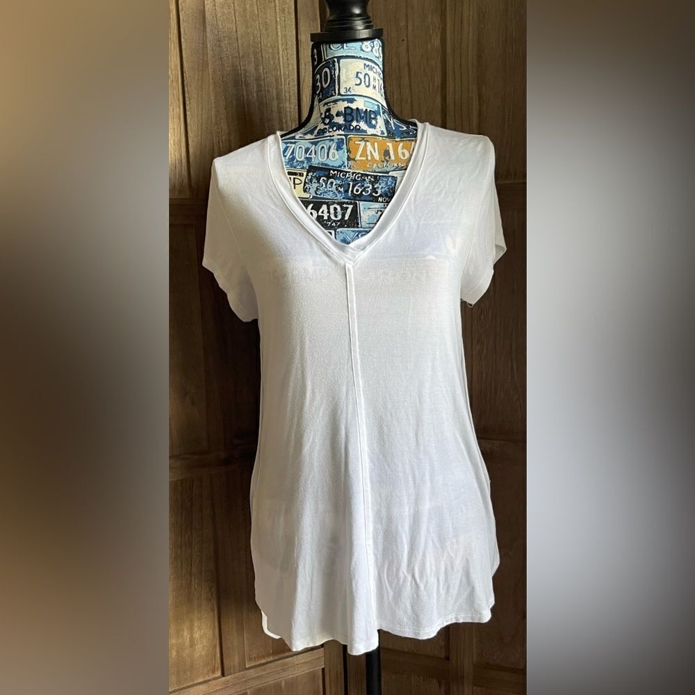 Ladies’ Mossimo White lightweight tunic.